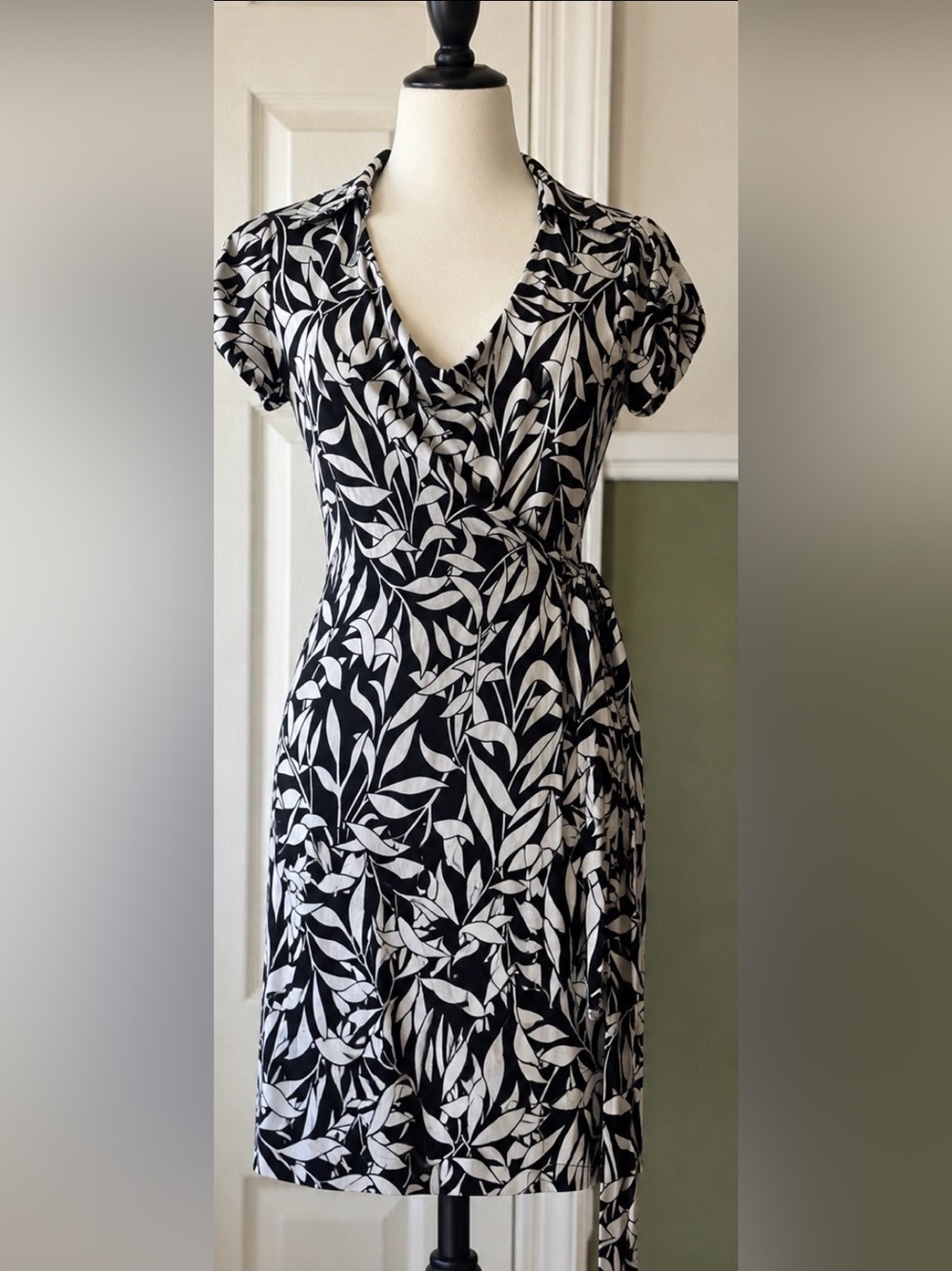 Diane Von Furstenburg Vintage 100 % Silk Wrap Dress & Matching Jacket Set 2/4